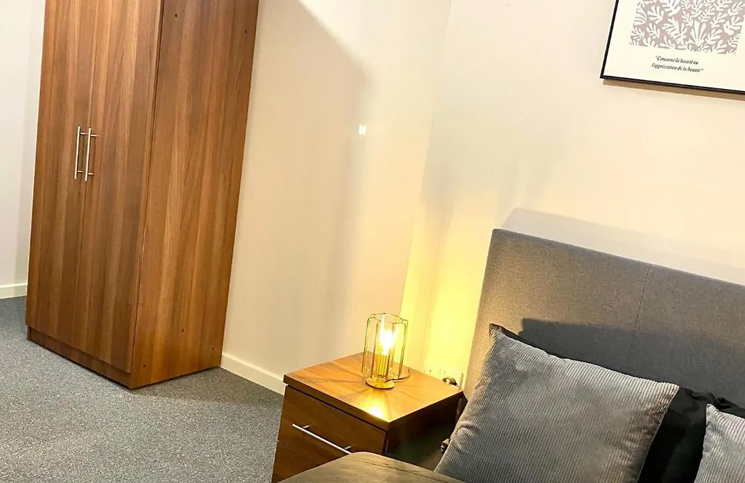 Cozy Two Bed With Juliet Balcony And Free Secure Parking-1