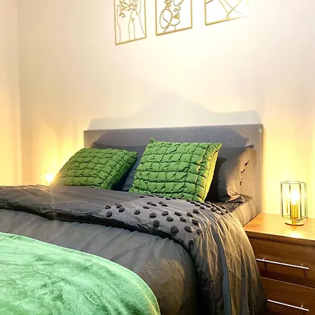 Cozy Two Bed With Juliet Balcony And Free Secure Parking-2