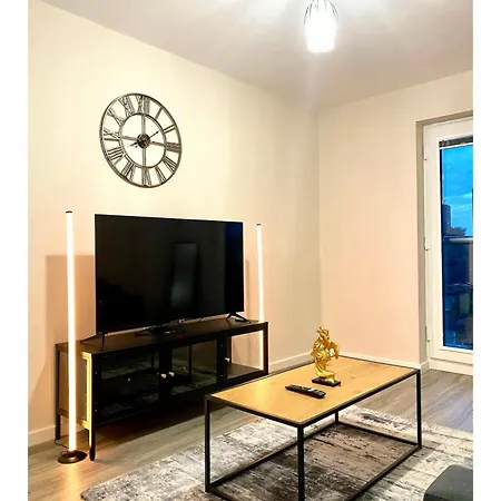 Cozy Two Bed With Juliet Balcony And Free Secure Parking-3
